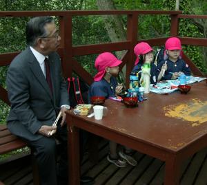 川上幼稚園児と市長がたけのこごはんを一緒に食べました