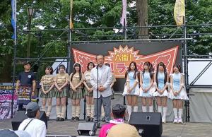 八街商工会議所青年部が中心となり開催の「八街！激うま！ラーメン祭」開会式に、やちまたPR大使の落花生娘とともに出席しました。