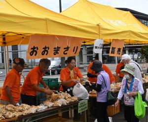 落花生販売の様子