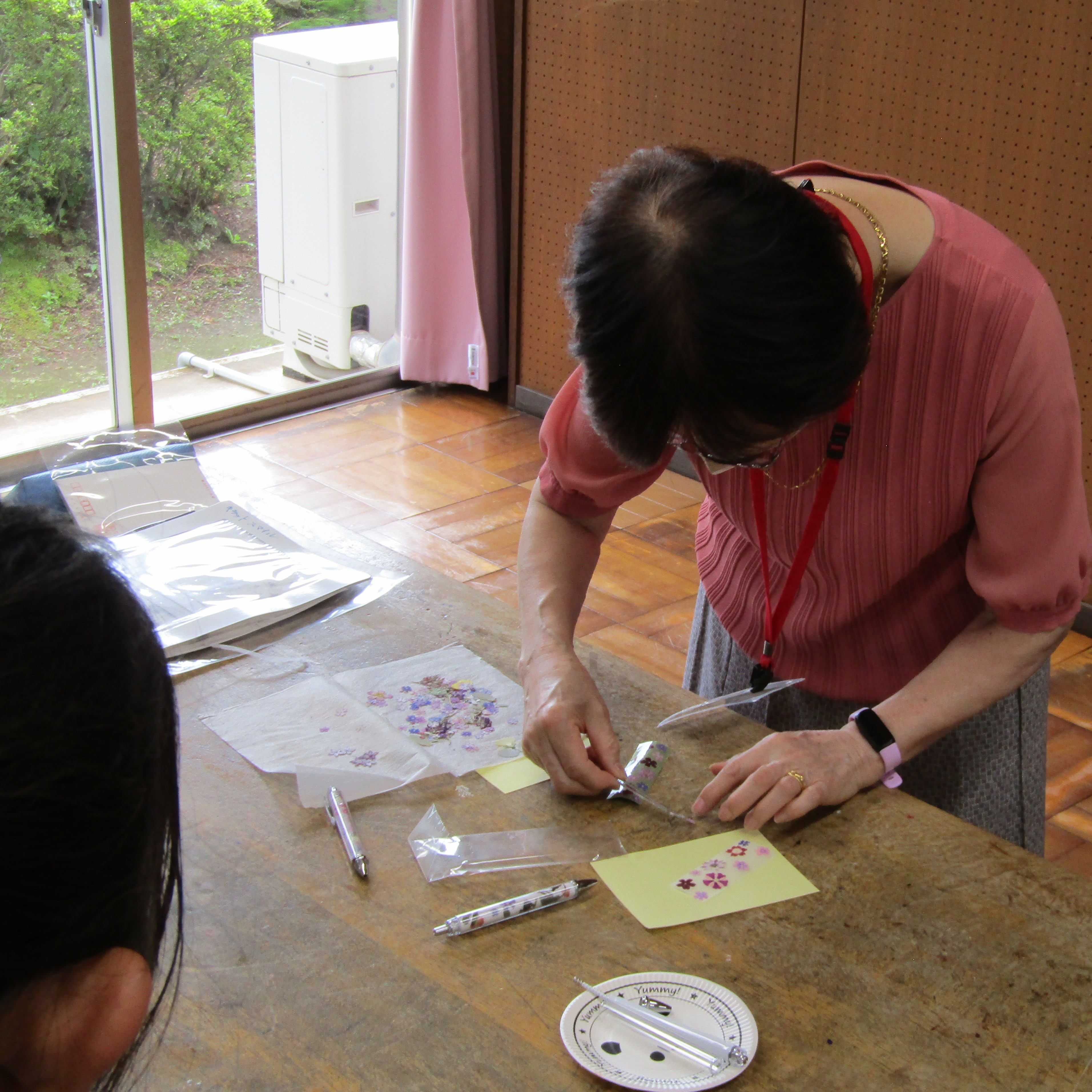 講師の先生がシートを丸めている様子