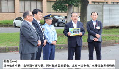 式典後、報道取材に応じる北村八街市長。