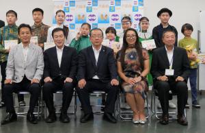 モンゴル国ウランバートル市内のロガリズム学校関係者及び生徒12名が市長を表敬訪問されました。 生徒の皆さんからは、八街市内の小中学校で剣道や琴などの日本の文化に触れ、給食を一緒に食べるなど、八街の児童・生徒と交流を深められたことが報告されました。