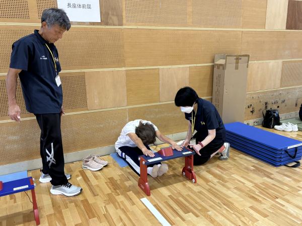体力測定 長座体前屈の様子