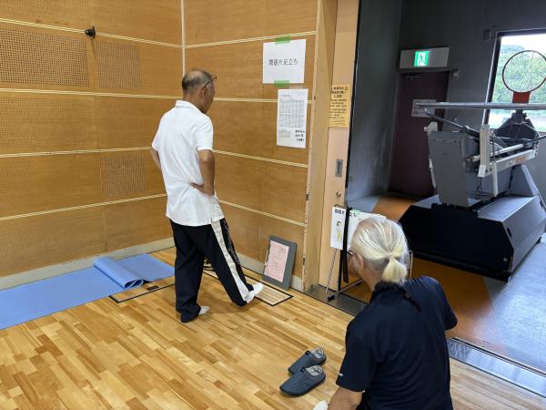 体力測定 開眼片足立ちの様子