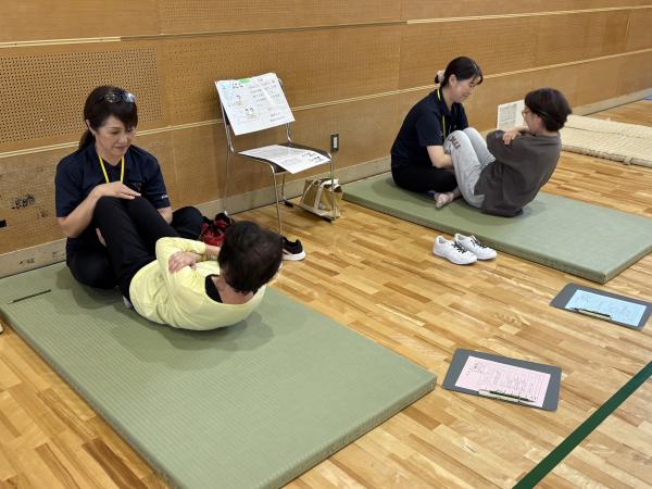 体力測定 上体起こしの様子