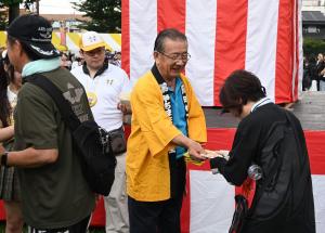 市長が八街産落花生の無料配布を行っている様子。