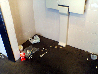 南口女子トイレ内のゴミ放置状況の画像