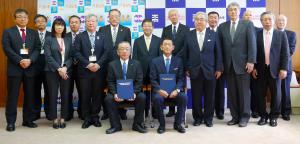 千葉工業大学と八街市で結んだ包括的な連携に関する協定締結式での集合写真