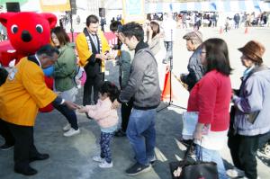 八街市産業まつりで落花生を配る北村市長