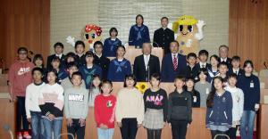 子ども模擬議会で議員となった児童生徒達と記念撮影する北村市長と鈴木市議会議長