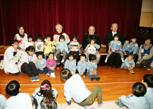白鴎大学福岡教授と歌手中尾ミエさんが被災地慰問で交進保育園の園児とふれあいました