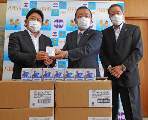 千葉工業大学より送られた文房具(消しゴム)を受け取る八街市長と教育長