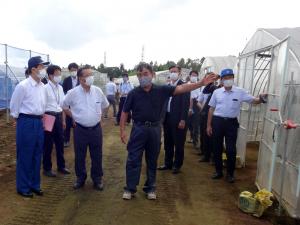 令和元年台風１５号で被災された農家を視察する北村市長と森田千葉県知事