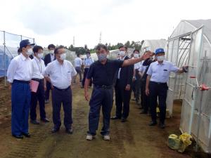 令和元年台風15号で被災された農家を視察する北村市長と森田千葉県知事