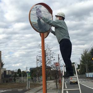 カーブミラーを清掃する北村市長