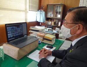 千葉県市長会定例会のウェブ会議を行っている北村市長