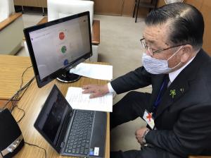 八街中央中学校2年生とのオンライン授業を行う北村市長