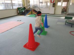 運動遊び、忍者ごっこをしている様子。