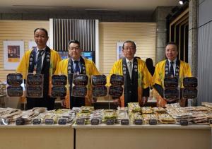 東京都庁で開催された全国観光PRコーナーにおいて、  八街産落花生、新鮮野菜などを市長がトップセールスしました。
