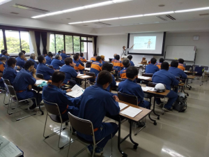 まずは、学科でチェーンソーの使い方を学びます。