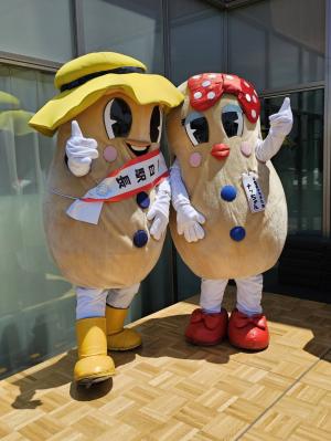 一日駅長に任命されて気合十分