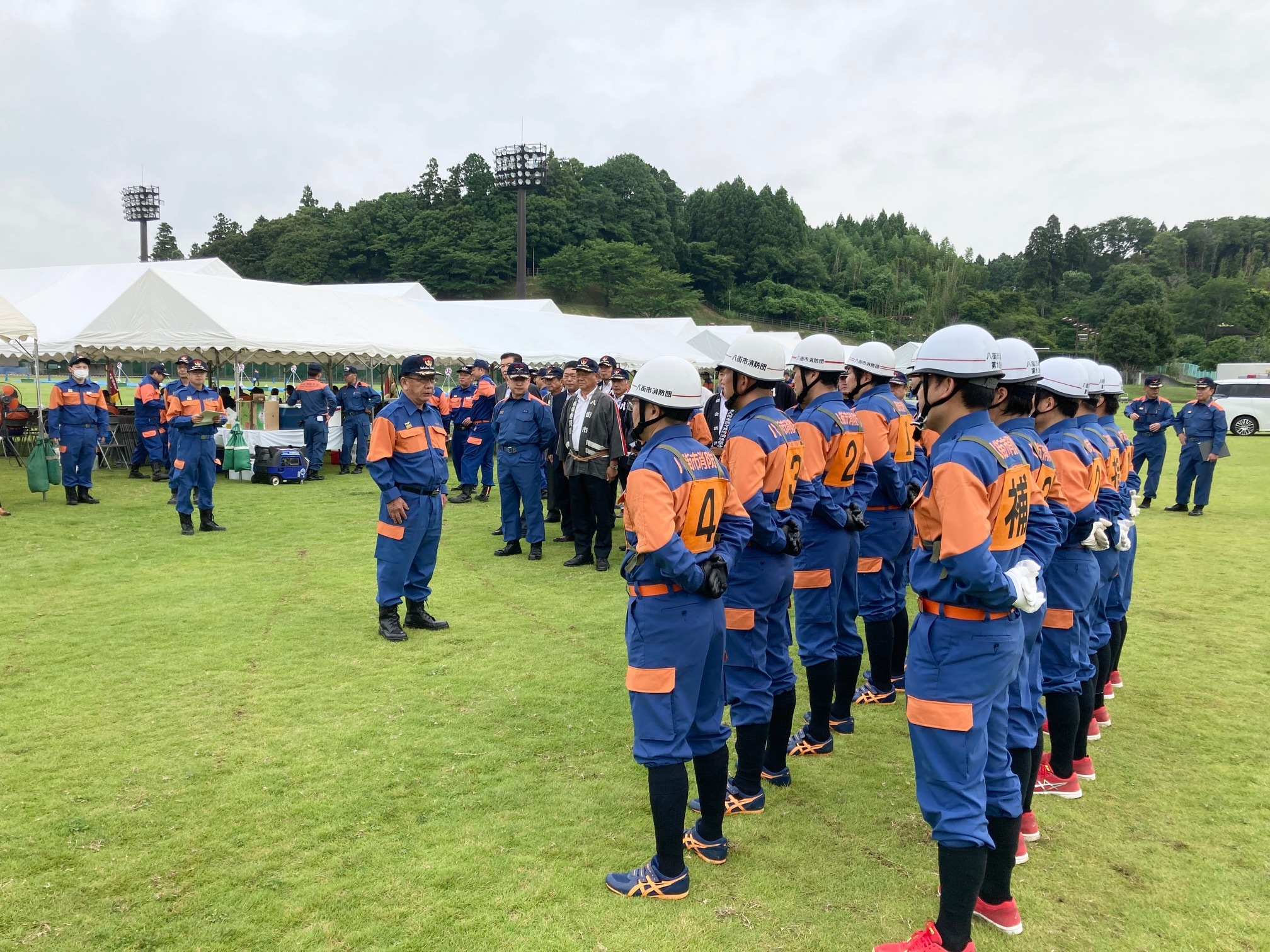 八街市長から激励を受ける出場隊。