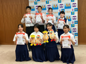 参加する8名の中学生