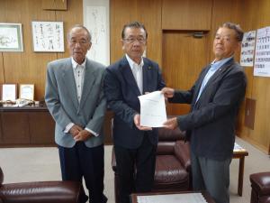 農業委員会が「農地利用最低化の推進に関する意見書」を八街市長に提出しました。