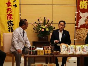 北村市長が首相官邸を訪問し、岸田文雄総理大臣に八街市特産品の落花生や八街生姜ジンジャーエールなどのPRをしました。 落花生を試食された際に、岸田総理からは「甘みがあって品がある」と評価をいただきました。