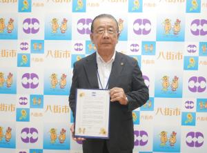 市議会9月定例会において、八街市総合計画に掲げるまちづくりの基本理念に基づき、市民、事業者、行政の協働により、二酸化炭素の排出量を2050年に実質ゼロにする「やちまたゼロカーボンシティ」を宣言しました。