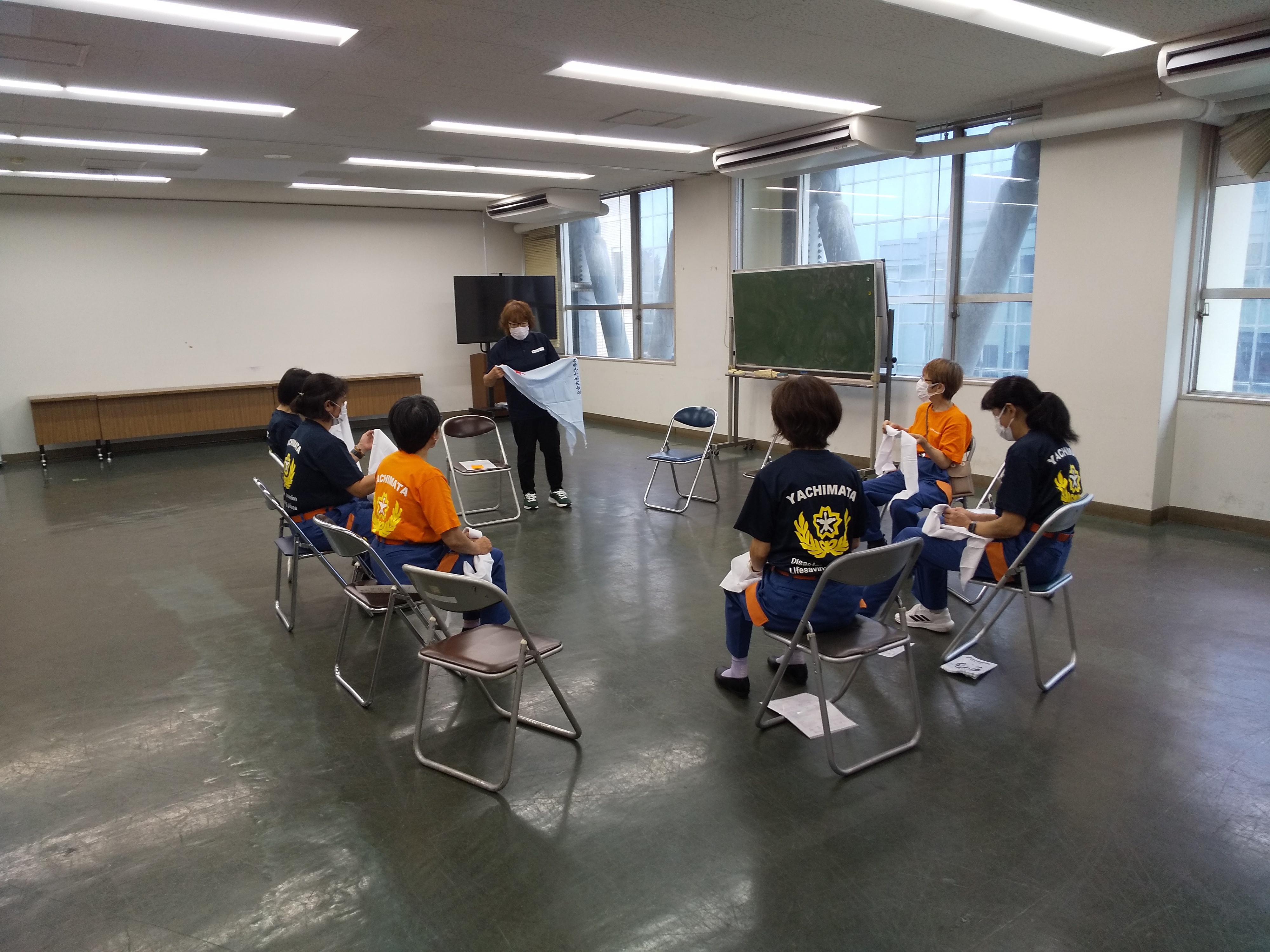 講師から指導を受ける女性消防班