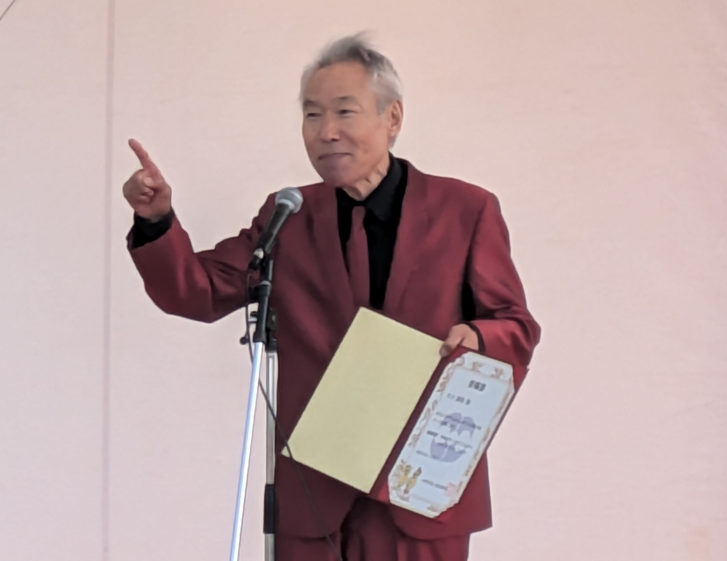 委嘱書を持つモロ師岡さん