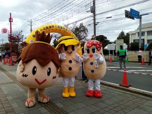 マラソン大会沿道のピーちゃんナッちゃん、ぼっちくん