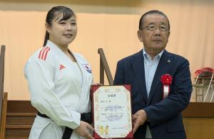 八街市出身空手道選手植草歩さんの「引退セレモニー」に出席しました。 セレモニーでは、市長より「やちまたふるさと応援大使」の任命を行いました。また、セレモニーの前に行われた「空手とふれあう体験会」では、植草さんが約130人の参加者に空手の動きを指導していただきました。