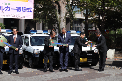 八街市に寄贈される様子