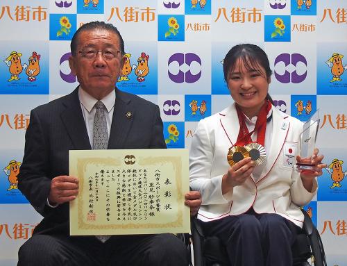スポーツ栄誉賞授与式の様子　北村市長と里見選手