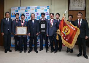 千葉黎明高等学校野球部主将と八街市出身の部員4名が市長を表敬訪問され、第77回千葉県秋季高等学校野球大会優勝及び第77回秋季関東地区高等学校野球大会ベスト4に輝いた結果を報告されました。