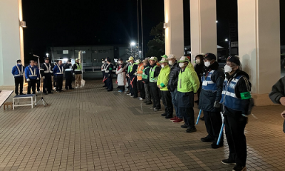 出動式に臨む出席者一同。北村市長や福田消防団長をはじめ、佐倉警察署および八街幹部交番の警察官や各地区の防犯パトロール団体から有志の方々にも参加していただきました。