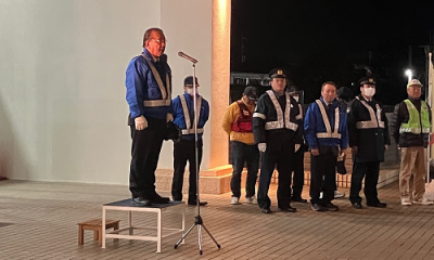 式典の中で講話・激励する北村市長。