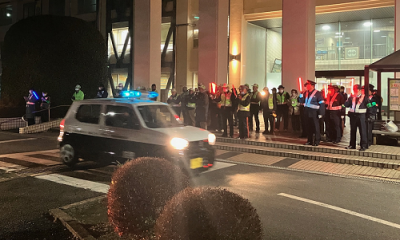 パトロール車両の出動を見守る一同。12月8日に寄贈を受けた、青パト新車両も出動しました。