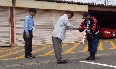 北村市長から福田団長へ、車両が受け渡される様子。
