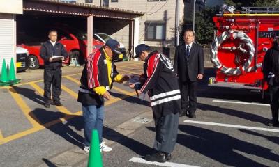 福田団長から分団長へ車両が受け渡される様子。
