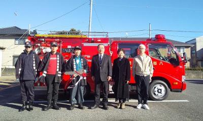 新車両を背にして撮影に応じる北村市長、六区区長、第14分団員。