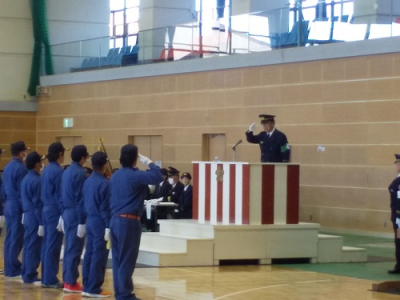 市長表彰の受賞者を表彰する北村市長