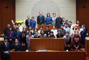 市内の各小・中学校、高校を代表する31人の児童・生徒が議員として市議会議場において、育て八街っ子推進事業「八街っ子夢議会」を開催されました。 各議員より、交通安全対策や環境問題、八街市の魅力を発信するためのイベントなど市政に関する質問をされました。 (令和7年1月27日)