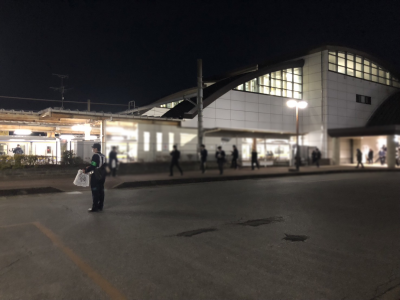 八街駅周辺で活動する様子。帰宅時間帯に呼びかけを行いました。