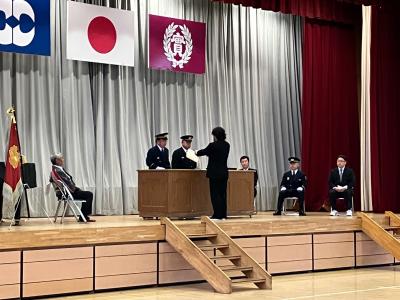 北村市長及び福田消防団長から前分団長に対して授与している様子