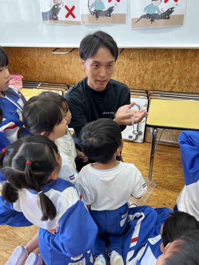 はなしを聞く児童