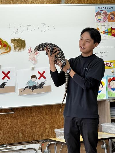 とかげを取り出す講師