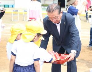 千葉みらい農業協同組合グリーンやちまた園芸部西瓜部会の協力のもと、朝陽幼稚園にて八街産スイカの試食会を実施しました。